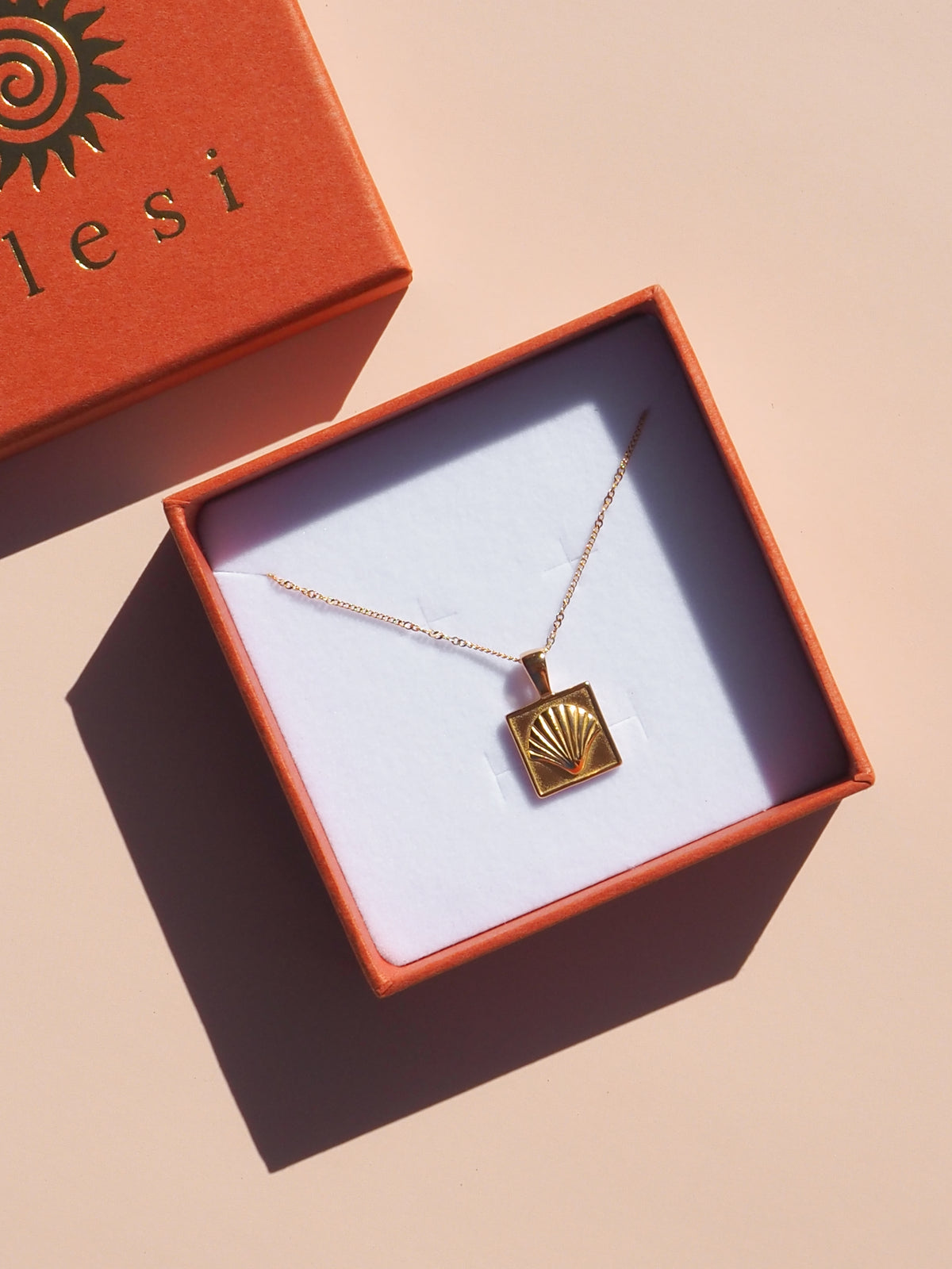 Seashell Scallop Pendant Necklace